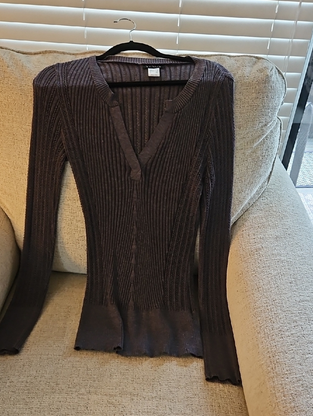 Venus Long-Sleeve Ribbed V-Neck Sweater - Gray